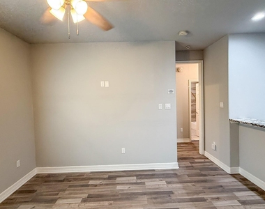 7823 Gladstone Street - Photo Thumbnail 4