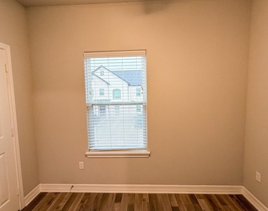 7823 Gladstone Street - Photo Thumbnail 5