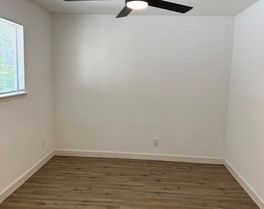 934 Bacliff Drive - Photo Thumbnail 15