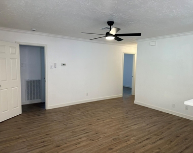 934 Bacliff Drive - Photo Thumbnail 12