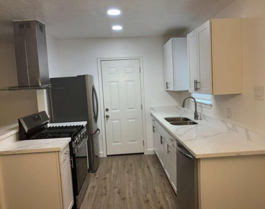 934 Bacliff Drive - Photo Thumbnail 6