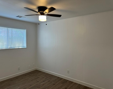 934 Bacliff Drive - Photo Thumbnail 14
