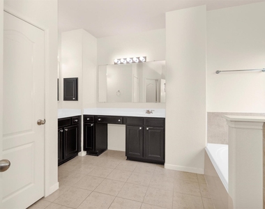 602 Blue Oasis Court - Photo Thumbnail 18