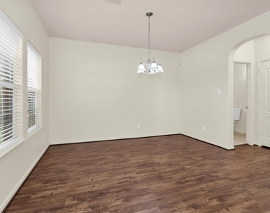 602 Blue Oasis Court - Photo Thumbnail 4