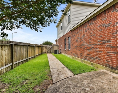602 Blue Oasis Court - Photo Thumbnail 34
