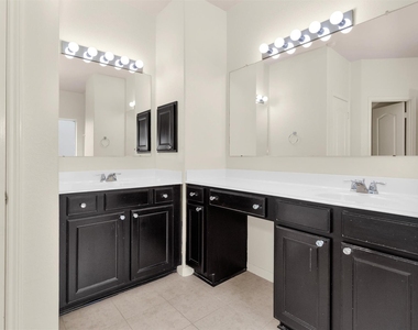 602 Blue Oasis Court - Photo Thumbnail 19