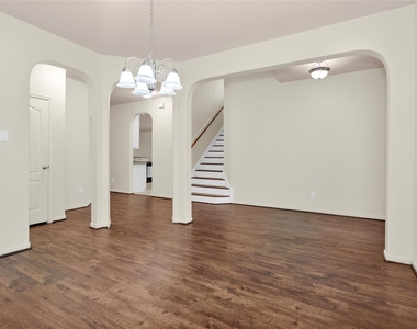 602 Blue Oasis Court - Photo Thumbnail 5