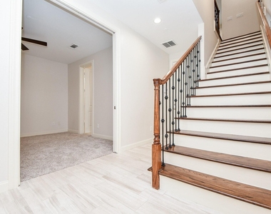 709 Delano Street - Photo Thumbnail 6