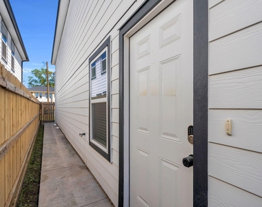 8124 Sterlingshire Street - Photo Thumbnail 6