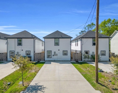 8124 Sterlingshire Street - Photo Thumbnail 4