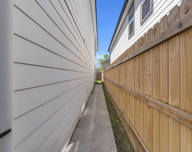 8124 Sterlingshire Street - Photo Thumbnail 9