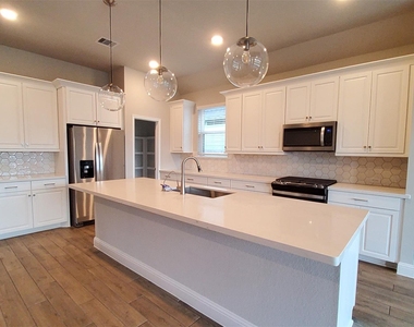 2106 Grapewood Lane - Photo Thumbnail 18