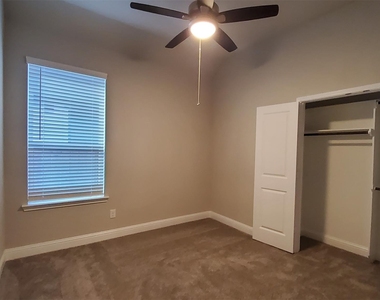 2106 Grapewood Lane - Photo Thumbnail 7