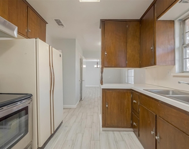 3426 Bradford Street - Photo Thumbnail 26