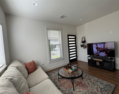 1033 Adele Street - Photo Thumbnail 4