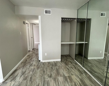 3900 Woodchase Drive - Photo Thumbnail 5