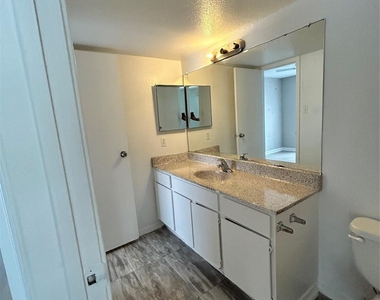 3900 Woodchase Drive - Photo Thumbnail 7