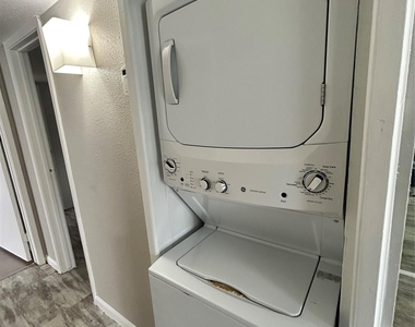 3900 Woodchase Drive - Photo Thumbnail 6