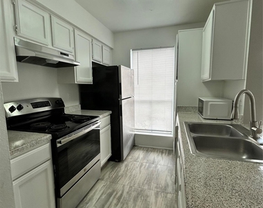 3900 Woodchase Drive - Photo Thumbnail 4