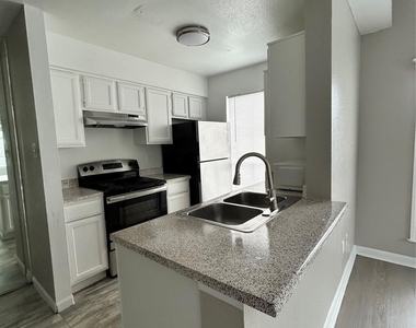 3900 Woodchase Drive - Photo Thumbnail 2
