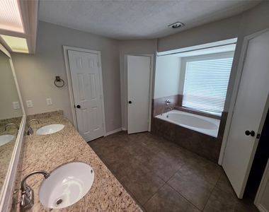 16806 Sandypine Circle - Photo Thumbnail 9