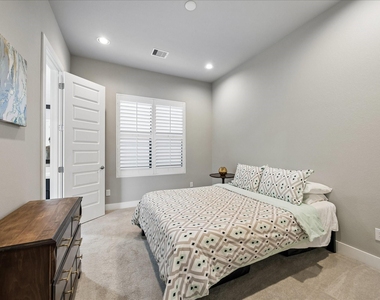 2410 Couch Street - Photo Thumbnail 12