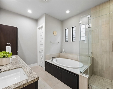 2410 Couch Street - Photo Thumbnail 10