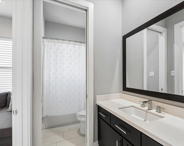 2410 Couch Street - Photo Thumbnail 15