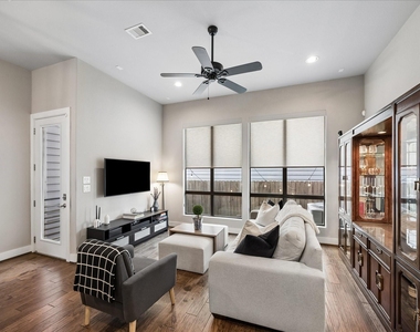 2410 Couch Street - Photo Thumbnail 2