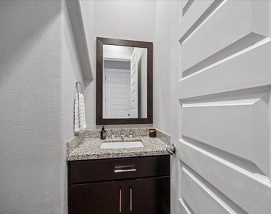 2410 Couch Street - Photo Thumbnail 16