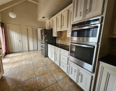 6105 Inwood Drive - Photo Thumbnail 5