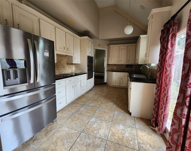 6105 Inwood Drive - Photo Thumbnail 4