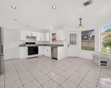8202 Worthington Dr - Photo Thumbnail 14