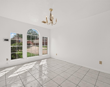 8202 Worthington Dr - Photo Thumbnail 4