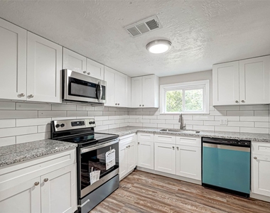10694 Pine Street - Photo Thumbnail 8