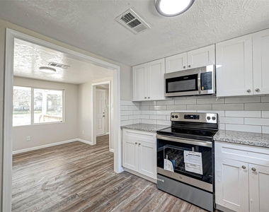 10694 Pine Street - Photo Thumbnail 11