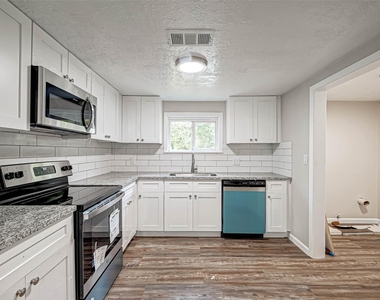 10694 Pine Street - Photo Thumbnail 9