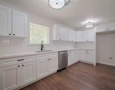 2112 Walnut Lane - Photo Thumbnail 5