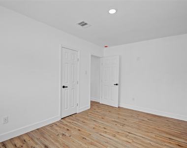 1203 W 6th Street - Photo Thumbnail 31