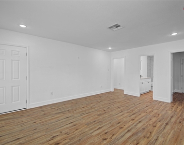 1203 W 6th Street - Photo Thumbnail 6