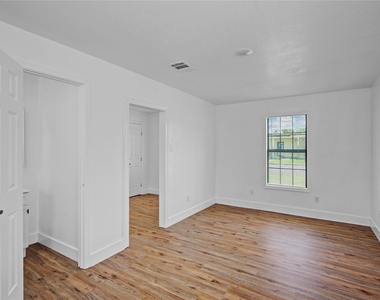 1203 W 6th Street - Photo Thumbnail 20