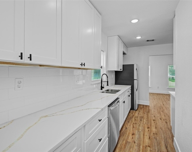 1203 W 6th Street - Photo Thumbnail 13