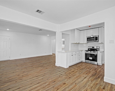 1203 W 6th Street - Photo Thumbnail 9