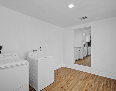 1203 W 6th Street - Photo Thumbnail 15