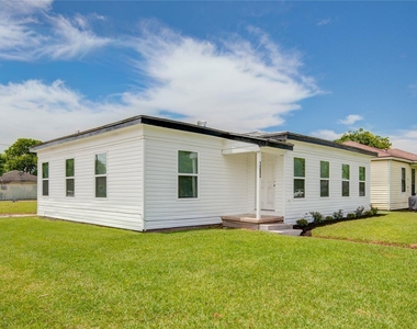 1203 W 6th Street - Photo Thumbnail 2