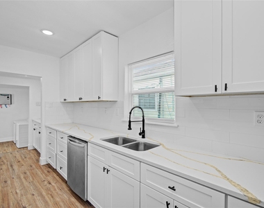 1203 W 6th Street - Photo Thumbnail 11
