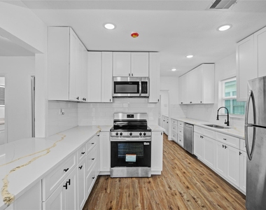 1203 W 6th Street - Photo Thumbnail 10
