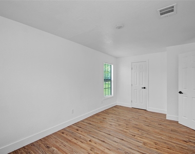 1203 W 6th Street - Photo Thumbnail 19