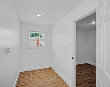 1203 W 6th Street - Photo Thumbnail 17