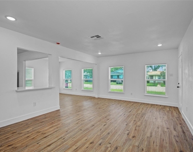 1203 W 6th Street - Photo Thumbnail 7